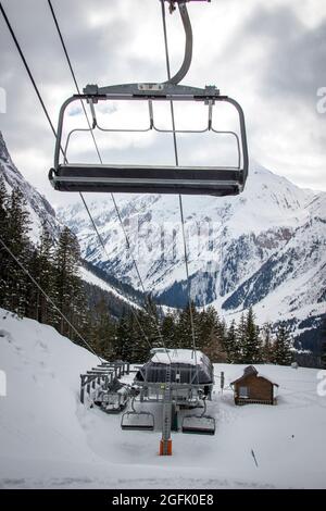 Pralognan la Vanoise (Francia sud-orientale): Ascensori chiusi durante il Covid 19 / focolaio di coronavirus. Seggiovie vuote e fisse Foto Stock