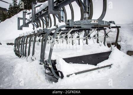 Pralognan la Vanoise (Francia sud-orientale): Ascensori chiusi durante il Covid 19 / focolaio di coronavirus. Seggiovie vuote e fisse Foto Stock