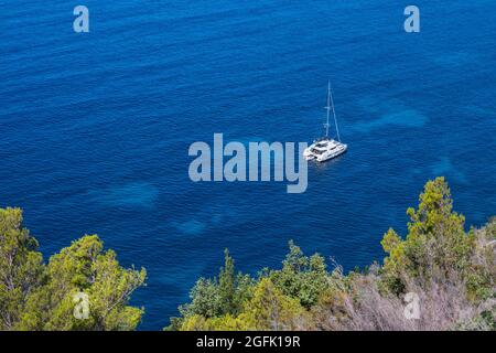 Yyacht attracco vicino alla spiaggia nell'isola di Vis Foto Stock