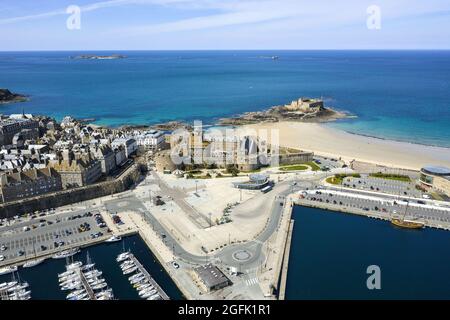 Saint Malo (Bretagna, Francia nord-occidentale): Vista aerea. Sulla sinistra, il porto turistico con le barche lungo i pontoni, la piazza “Esplanade Saint Vincent” Foto Stock