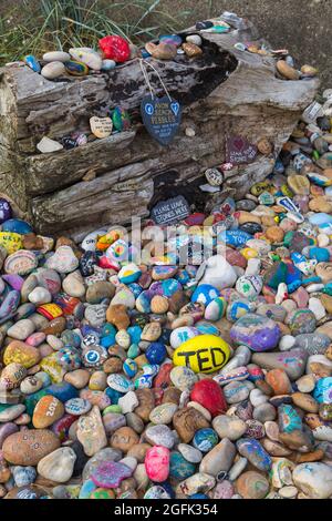 I ciottoli di Avon Beach postate la vostra foto sul nostro gruppo FB si prega di lasciare le pietre qui - ciottoli su Avon Beach, Mudeford, Christchurch, Dorset Regno Unito nel mese di agosto Foto Stock