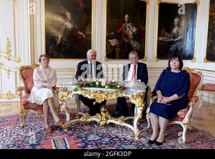 Castello di Praga, Praga. 26 agosto 2021. Dalla moglie di sinistra del presidente tedesco Elke Budenbender, il presidente tedesco Frank-Walter Steinmeier, il presidente ceco Milos Zeman e sua moglie Ivana Zemanova posano per fotografi al castello di Praga, Repubblica Ceca, 26 agosto 2021. Il presidente tedesco Frank-Walter Steinmeier è venuto in treno per una visita di tre giorni a Praga. Credit: Katerina Sulova/CTK Photo/Alamy Live News Foto Stock