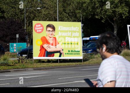 Wiesbaden, Germania - 25 agosto 2021: Campagna elettorale del partito tedesco DIE GRUENEN nel centro della città di Wiesbaden, Hessen. Alliance 90/The Greens, spesso chiamato semplicemente Verdi (in tedesco: Bündnis 90/Die GRUENEN o Gruene), è un partito politico verde in Germania e guidato da Annalena Baerbock e Robert Habeck. La Germania si trova di fronte alle elezioni federali del 26 settembre. Alcuni utenti della strada in background Foto Stock