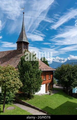 Chiesa protestante con il trionfato Bernese Eiger, Moench e Jungfrau sullo sfondo, Beatenberg, Oberland Bernese, Svizzera, Europa Foto Stock