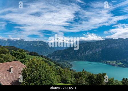 Paesaggio con il lago di Thun e il trionfato Bernese di Eiger, Moench e Jungfrau sullo sfondo, Beatenberg, Oberland Bernese, Svizzera, Europae.a. Foto Stock