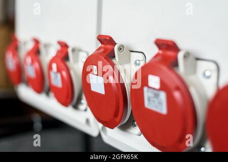 Prese industriali sul quadro di distribuzione. Elettricità per cantiere, fornitura temporanea di energia Foto Stock