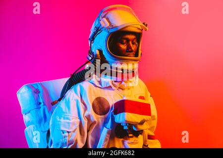 Immagine cinematografica di un astronauta. Ritratto colorato di un uomo con spacesuit Foto Stock