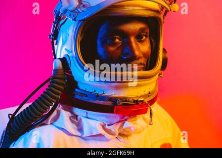 Immagine cinematografica di un astronauta. Ritratto colorato di un uomo con spacesuit Foto Stock