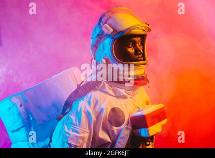 Immagine cinematografica di un astronauta. Ritratto colorato di un uomo con spacesuit Foto Stock