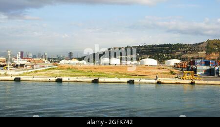 Gru e container nel porto di Barcellona, Catalunya, Spagna, Europa Foto Stock