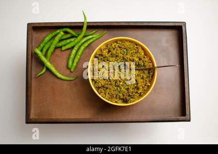 Pickle crudo del peperoncino verde, Mirchi achar posto su un vassoio di legno. Vista dall'alto, Studio Shot Foto Stock