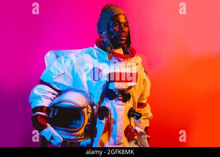 Immagine cinematografica di un astronauta. Ritratto colorato di un uomo con spacesuit Foto Stock