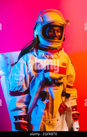 Immagine cinematografica di un astronauta. Ritratto colorato di un uomo con spacesuit Foto Stock