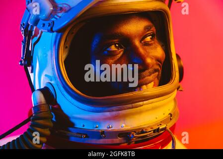 Immagine cinematografica di un astronauta. Ritratto colorato di un uomo con spacesuit Foto Stock