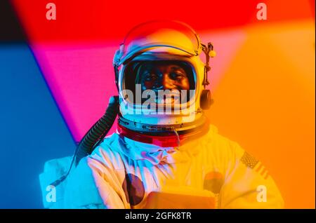 immagine cinematografica di un astronauta. Ritratto colorato di un uomo con spacesuit Foto Stock