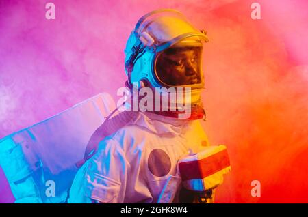 Immagine cinematografica di un astronauta. Ritratto colorato di un uomo con spacesuit Foto Stock