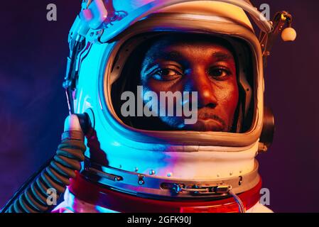 Immagine cinematografica di un astronauta. Ritratto colorato di un uomo con spacesuit Foto Stock