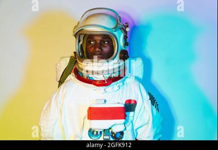 immagine cinematografica di un astronauta. Ritratto colorato di un uomo con spacesuit Foto Stock