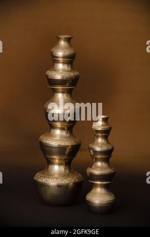 Set di tradizionale ottone Kalashi (pentola) su sfondo marrone Foto Stock