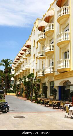 Facciata di un edificio classico a Sitges, Barcellona, Catalunya, Spagna, Europa Foto Stock