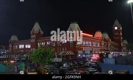 Auto stand alla stazione ferroviaria centrale di notte, Chennai, Tamilnaidu, India Foto Stock