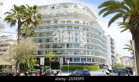 Facciata di un edificio moderno sul Paseo Maritimo de Sitges, Barcellona, Catalunya, Spagna, Europa Foto Stock