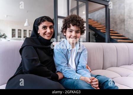 Buona famiglia che passa il tempo insieme. I genitori arabi e i momenti di vita dei bambini a casa Foto Stock