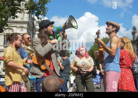 Un attivista che parla di un megafono, durante la manifestazione. Gli attivisti del cambiamento climatico della ribellione di estinzione si dimostrano a Parliament Street Foto Stock