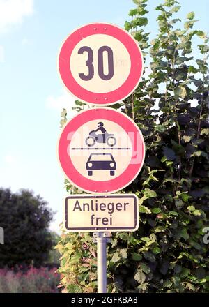 Durchfahrtsverbot, Anlieger frei und zone 30 Verkehrsschilder a Besigheim, Germania Foto Stock