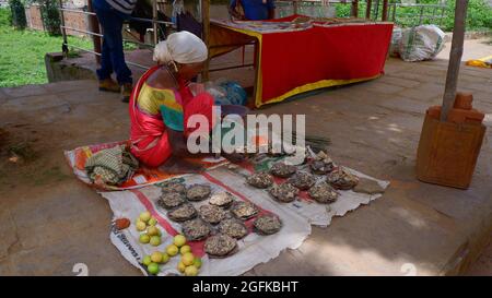 Signora che vende resine di incenso o di dhoop, Chitrakoot, Chhattisgarh, India, India Foto Stock