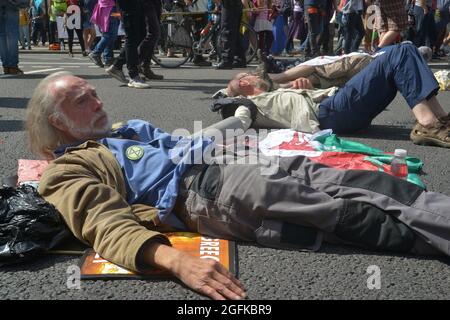 Gli attivisti si sono incatenati insieme, durante la manifestazione. Gli attivisti del cambiamento climatico della ribellione di estinzione si sono dimostrati a Parliament Street, Westminster Foto Stock
