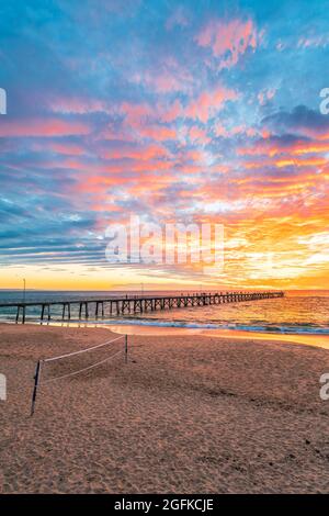 Spiaggia di Port Noarlunga con area Beach volley al tramonto, Australia Meridionale Foto Stock