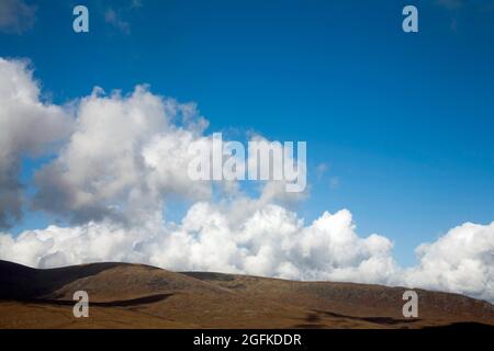 Nuvola che passa sopra la cima di Cairnsmore della flotta sopra le grandi acque di Fleet Valley Dumfries e Galloway Scozia Foto Stock