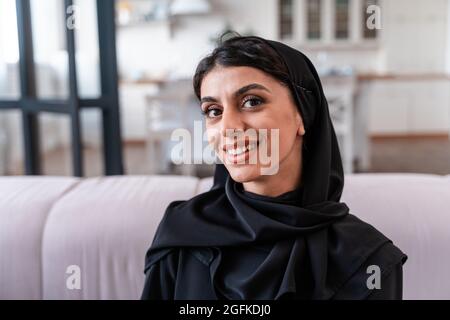 buona famiglia che passa il tempo insieme. I genitori arabi e i momenti di vita dei bambini a casa Foto Stock