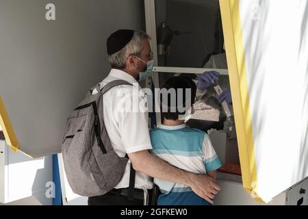 Gerusalemme, Israele. 26 agosto 2021. Gli israeliani sono sottoposti a test PCR di Coronavirus presso una struttura esterna Maccabi Health Services mentre Israele batte una quarta ondata di COVID-19 che comprendeva in modo predominante la variante Delta. Credit: NIR Alon/Alamy Live News Foto Stock