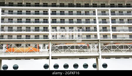 Facciata del trasatlantico con le sue barche di salvataggio nel porto di Barcellona, Catalunya, Spagna, Europa Foto Stock