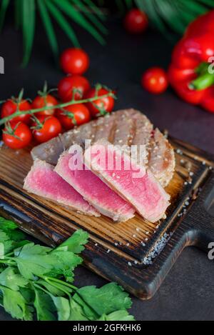 piatto di pesce tonno bistecca alla griglia con verdure su un piatto in un ristorante Foto Stock