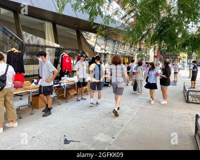 New York, NY, USA - 25 agosto 2021: Distribuzione di handout ad una nuova classe alla New School utilizzando il marciapiede in una giornata piacevole e soleggiata. Foto Stock