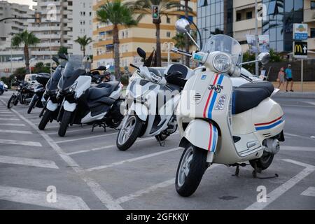 Vespa GTS e altri scooter parcheggiati a Benalmadena Costa, Malaga, Spagna. Foto Stock