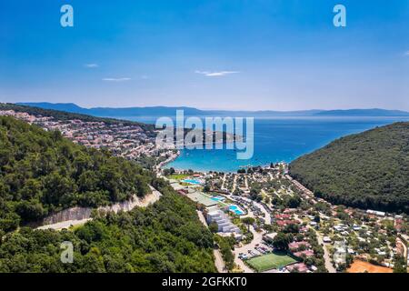 Una vista aerea città di Rabac, sullo sfondo isola Cres, Istria, Croazia Foto Stock