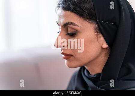 buona famiglia che passa il tempo insieme. I genitori arabi e i momenti di vita dei bambini a casa Foto Stock