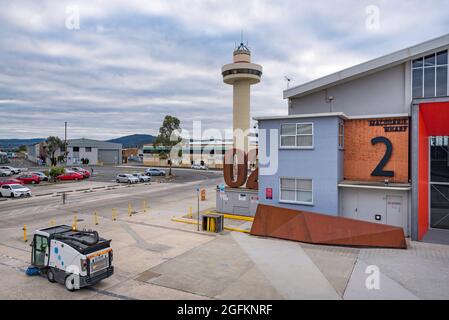 Macquarie Wharf No. 2 (MAC 02) è un grande magazzino sul lungomare di Hobart, di proprietà di TasPorts e affittato per grandi funzioni Foto Stock