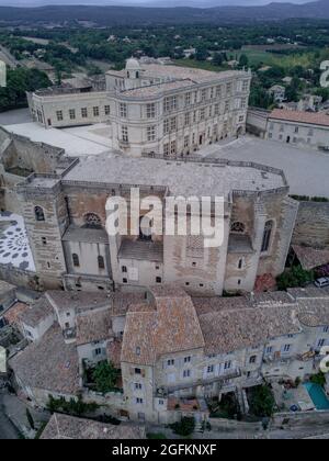 Il famoso Grignan tipico villaggio della Provenza al Sunrise dal di sopra - Francia Foto Stock