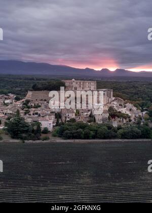 Il famoso Grignan tipico villaggio della Provenza al Sunrise dal di sopra - Francia Foto Stock