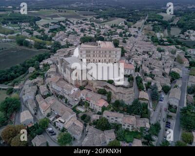 Il famoso Grignan tipico villaggio della Provenza al Sunrise dal di sopra - Francia Foto Stock