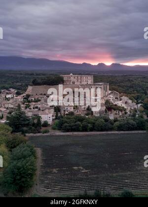 Il famoso Grignan tipico villaggio della Provenza al Sunrise dal di sopra - Francia Foto Stock