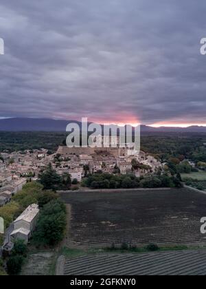 Il famoso Grignan tipico villaggio della Provenza al Sunrise dal di sopra - Francia Foto Stock