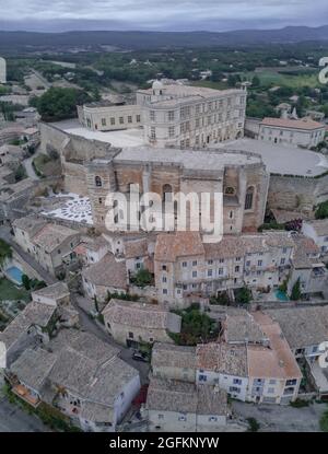 Il famoso Grignan tipico villaggio della Provenza al Sunrise dal di sopra - Francia Foto Stock