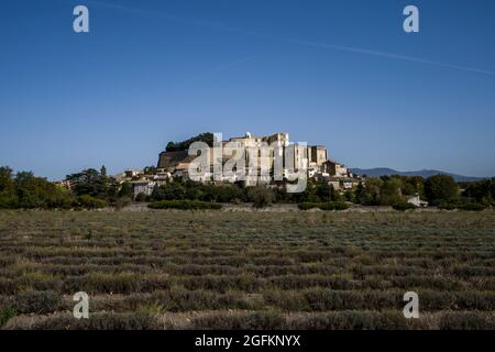 Il famoso Grignan tipico villaggio della Provenza al Sunrise dal di sopra - Francia Foto Stock