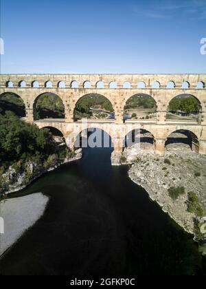 Il famoso Grignan tipico villaggio della Provenza al Sunrise dal di sopra - Francia Foto Stock